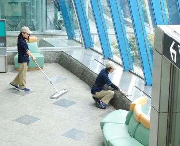 高松空港ターミナル内清掃